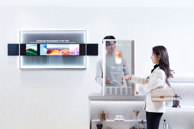 LG디스플레이 모델이 CES 2024에서 전시할 '30인치 투명 OLED' 매장용 콘셉트를 소개하고 있다. LG디스플레이 제공