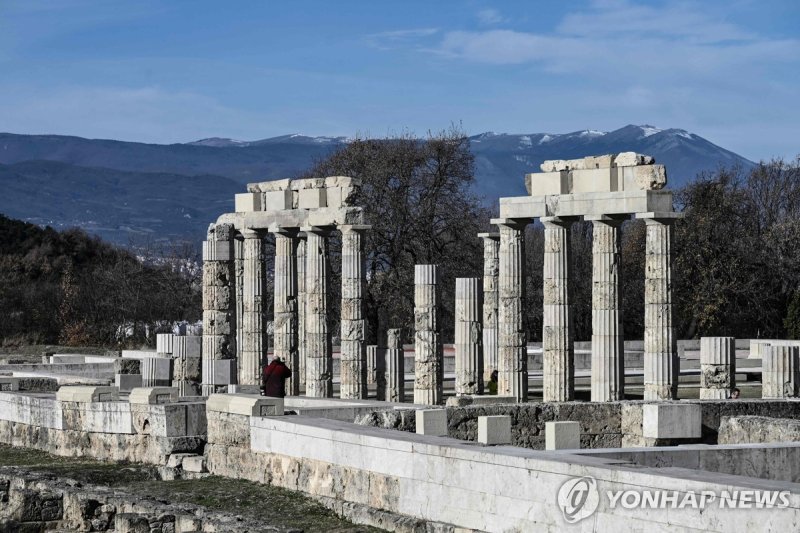 16년간의 복원 사업 끝에 재개장한 알렉산드로스 왕궁터 A man takes picture of the Aigai Palace after years of restoration work, in Vergina, near Veroia, on January 5, 2024. The Palace of Aigai, known today as Vergina, is the palace where Alexander the Great was crowned king of the Macedonians and is considered not only the