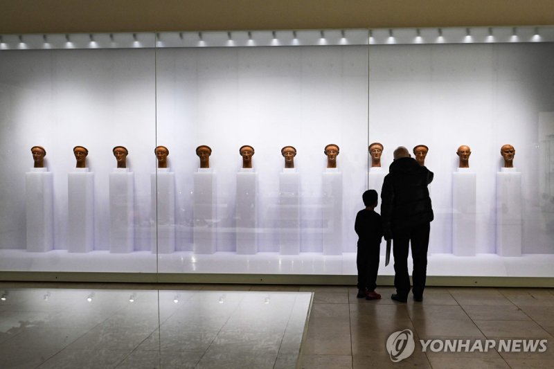 16년간의 복원 사업 끝에 재개장한 알렉산드로스 왕궁 내 박물관 모습 Visitors look at an exhibition at Polycentric Museum of Aigai in Vergina, near Veroia, on January 5, 2024. The Central Museum Building of Aigai is the gateway both to the Polycentric Museum and the archaeological site. (Photo by Sakis MITROLIDIS / AFP)