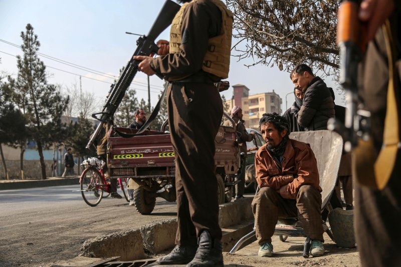 지난 1월 7일 아프가니스탄 수도 카불에서 탈레반 병사가 'IS 호라산(IS-K)'의 소행으로 추정된 이슬람 사원 폭탄 테러 현장 인근을 지키고 있다.<div id='ad_body3' class='mbad_bottom' ></div>EPA연합뉴스