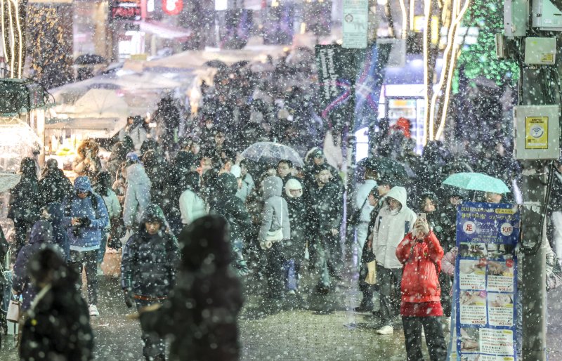 [서울=뉴시스] 정병혁 기자 = 6일 오후 서울 중구 명동거리에 함박눈이 내리고 있다. 2024.01.06. jhope@newsis.com