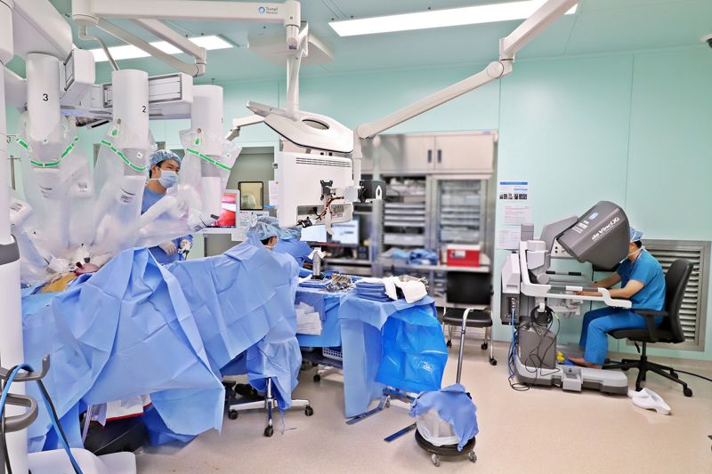은평성모병원 혈관이식외과 황정기 교수가 생체 신장 로봇이식술을 집도하고 있다. 은평성모병원 제공