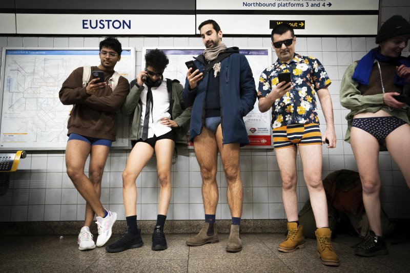 7일(현지시각) 영국 런던에서 연례 '바지 벗고 지하철 타기' 행사가 열려 바지를 입지 않은 사람들이 유스턴역에 모여 있다. /사진=뉴시스
