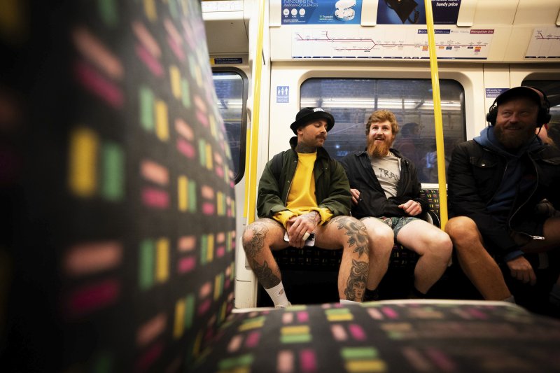 7일(현지시각) 영국 런던에서 연례 '바지 벗고 지하철 타기' 행사가 열려 바지를 입지 않은 사람들이 지하철에 앉아 있다. /사진=뉴시스