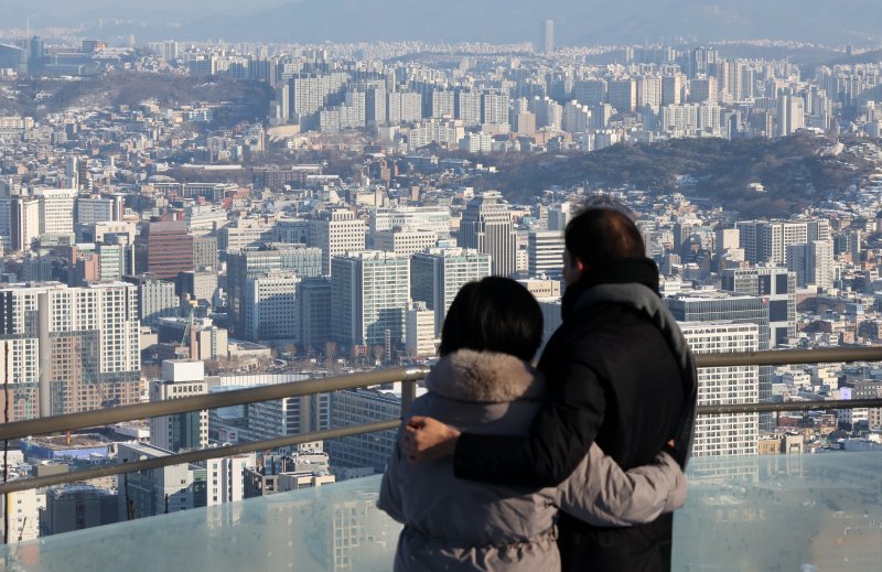 서울 중구 남산을 찾은 시민들이 아파트단지를 바라보고 있다. 2024.1.7/뉴스1 ⓒ News1 김진환 기자