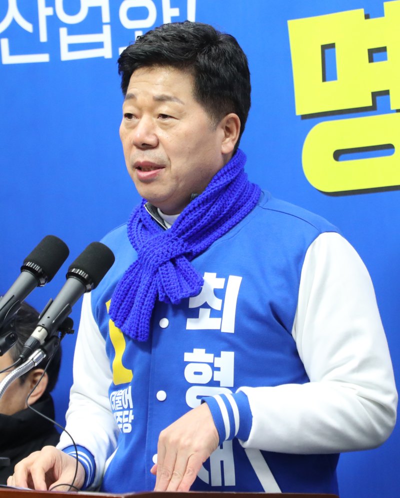 최형재 더불어민주당 정책위원회 부의장이 8일 전북도의회에서 기자회견을 열고 전주 을 선거구 출마를 선언하고 있다. 뉴스1