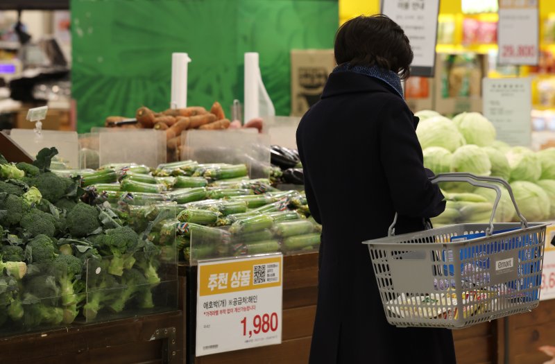 한파와 폭설, 일조량 감소 등으로 출하량이 줄어들면서 농산물 가격이 치솟고 있는 가운데 4일 오전 서울 시내의 한 대형마트에서 시민이 채소를 고르고 있다. 2024.1.4/뉴스1 ⓒ News1 김민지 기자 /사진=뉴스1