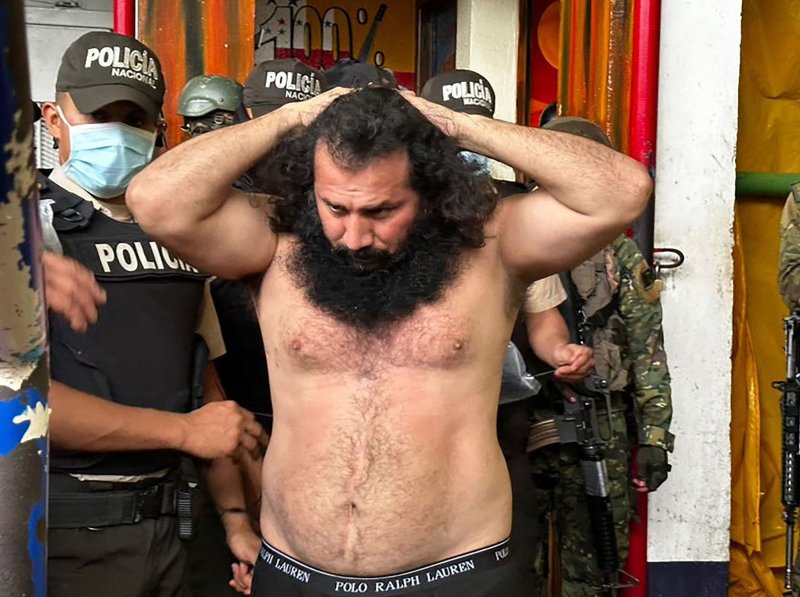 지난해 8월 12일 에콰도르에서 이송중에 촬영된 로스 초네로스 갱단의 두목 아돌포 마시아스.AFP연합뉴스