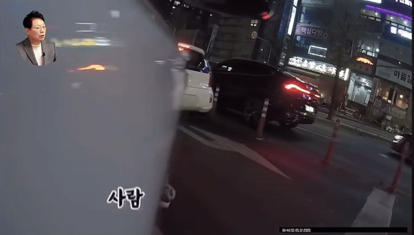 음주운전을 하던 30대 남성이 신호 대기 중 잠이 들어 차가 내리막길을 따라 이동하자 이를 목격한 한 시민이 차를 막아섰다./사진=유튜브 채널 '한문철TV'