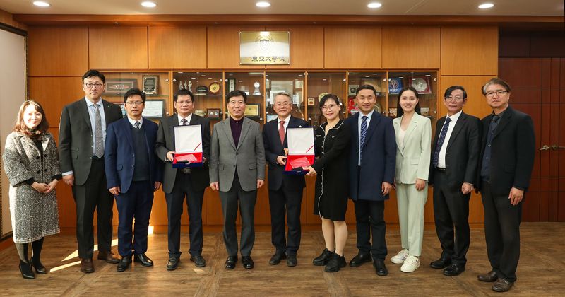 이해우 동아대 총장(왼쪽 다섯번째)과 랴오지중 중국 화중농업대학 당위 부서기 등 관계자들이 기념촬영을 하고 있다. 동아대 제공