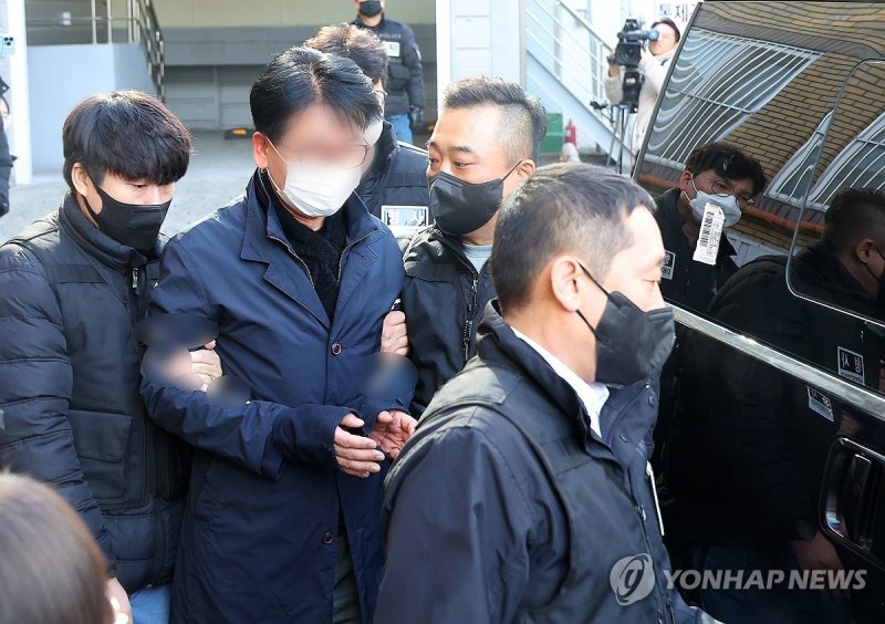 영장실질심사 출석하는 이재명 대표 피습 피의자 (부산=연합뉴스) 손형주 기자 = 더불어민주당 이재명 대표를 흉기로 찌른 혐의로 구속영장이 청구된 피의자 김모씨가 4일 오후 부산 연제구 연제경찰서에서 나와 구속전 피의자 심문(영장실질심사)을 받기 위해 차량에 탑승해 있다. 김씨 영장실질심사는 이날 오후 2시 부산지방법원에서 열린다. 2024.1.4 handbrother@yna.co.kr (끝)