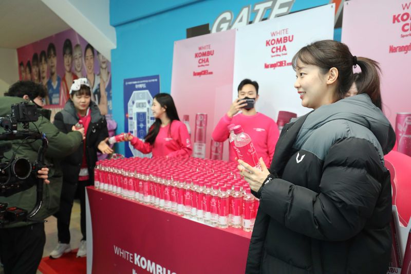 신지현 선수와 박지현 선수가 지난 7일 여자프로농구 올스타 페스티벌에서 포카리스웨트 음료를 팬들에게 나눠주고 있다.