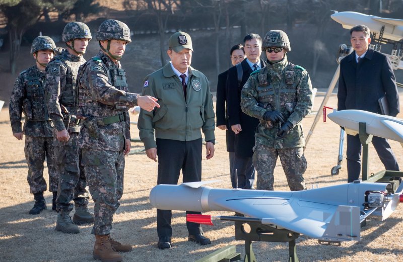 신원식 국방부 장관이 8일 드론작전사령부를 방문해 이보형(소장) 드론작전사령관으로부터 전력 현황을 보고 받고 있다. 사진=국방부 제공