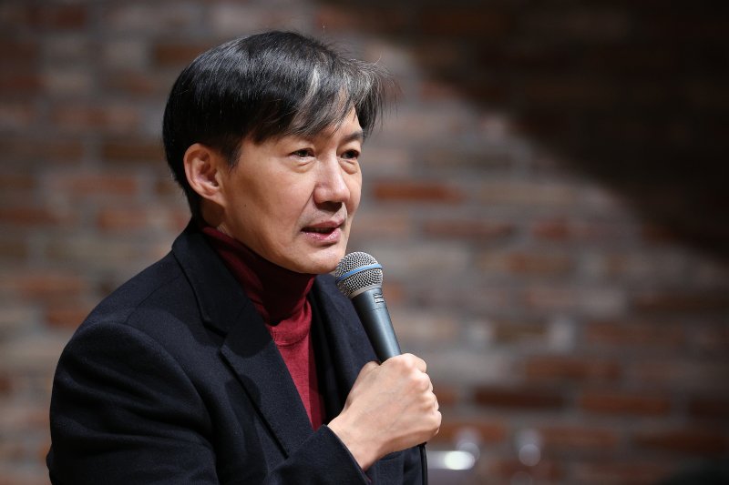 조국 전 법무부 장관이 22일 오후 서울 마포구 신촌 히브루스에서 열린 '개혁연합신당, 총선 승리와 진보 집권을 구상하다' 토크쇼에서 사회를 보고 있다. 2023.12.22/뉴스1 ⓒ News1 신웅수 기자