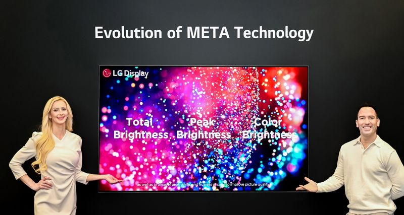 LG디스플레이 모델이 8일(현지시간) CES 2024 개막을 앞둔 미국 라스베이거스에서 '메타 테크놀로지 2.0'이 적용된 OLED TV 패널 신제품을 소개하고 있다. LG디스플레이 제공