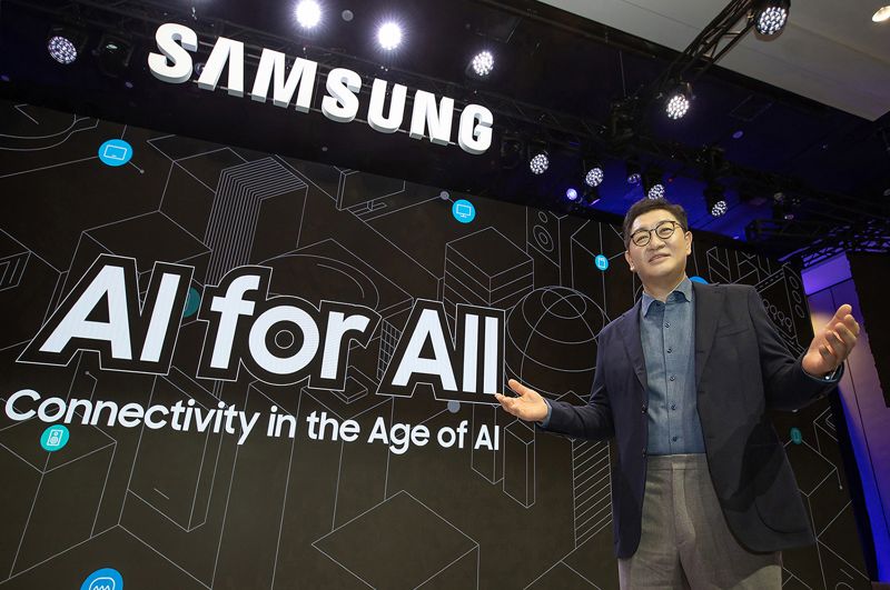 한종희 삼성전자 부회장이 CES 2024 개막 하루 전인 8일(현지시간) '모두를 위한 AI: 일상 속 똑똑한 초연결 경험('AI for All: Connectivity in the Age of AI)'를 주제로 삼성 프레스 컨퍼런스 기조연설을 하고 있다. 삼성전자 제공