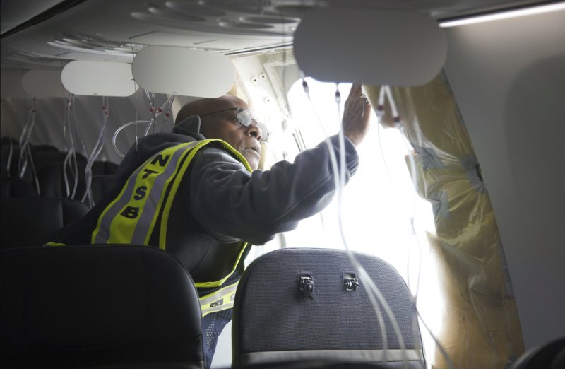 [포틀랜드(미 오리건주)=AP/뉴시스]미 연방교통안전위원회(NTSB)의 한 조사관이 7일 오리건주 포틀랜드에서 비행 중 비상문이 떨어져나가 긴급 회항한 알래스카항공의 보잉 737 맥스9기를 보유한 유나이티드 항공사에서도 자체 조사 결과 비슷한 기체 결함들이 발견되었다고 이 항공사가 8일 발표했다. 2024. 01. 09.