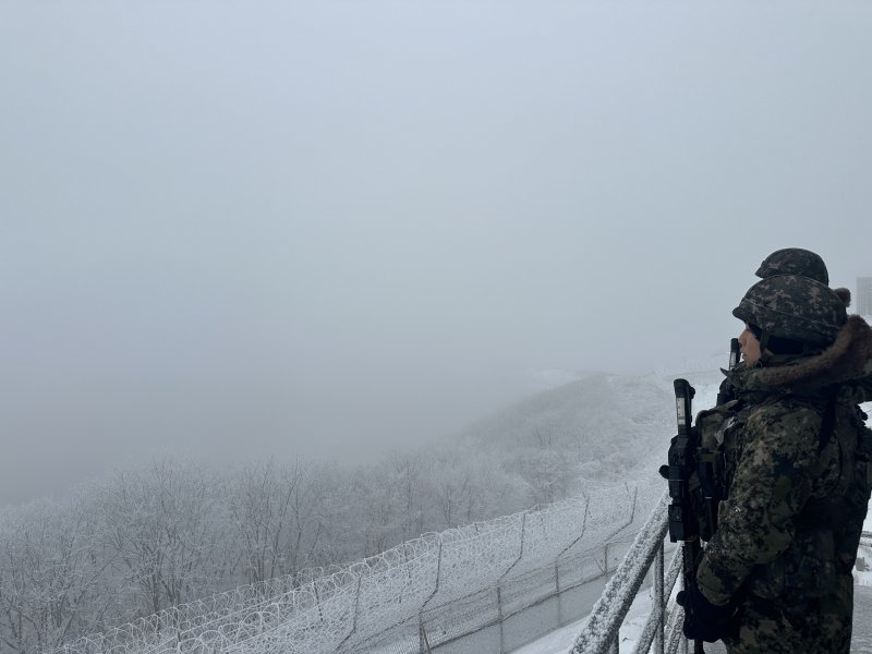 육군 장병들이 작년 12월 12일 전방 철책을 바라보며 경계근무를 서고 있다. 사진=국방부 제공