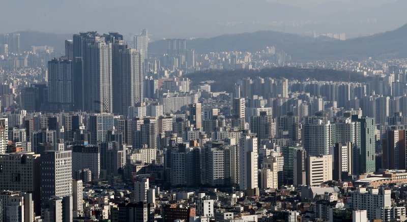 서울 남산에서 바라본 시내 아파트의 모습. 뉴스1 제공