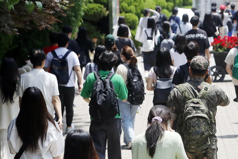 지난 2022년 6월12일 서울 용산구 선린인터넷고등학교에서 토익 시험 응시생들이 시험을 마치고 귀가하고 있는 모습. 뉴시스