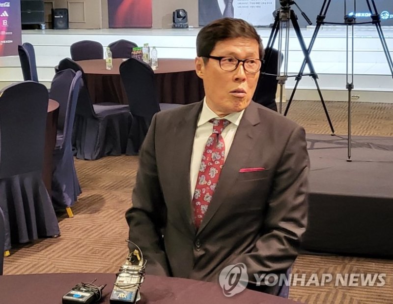 인터뷰하는 차범근 전 축구 대표팀 감독 인터뷰하는 차범근 전 축구 대표팀 감독 (서울=연합뉴스) 장보인 기자 = 차범근 전 축구 대표팀 감독이 2일 서울 종로구 HW컨벤션센터에서 열린 제35회 차범근 축구상 시상식에서 취재진과 인터뷰 하고 있다. 2023.3.2 boin@yna.co.kr (끝)