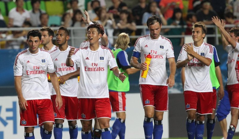 팬 환호에 답하는 손흥민 팬 환호에 답하는 손흥민 (수원=연합뉴스) 신영근 기자 = 22일 수원월드컵경기장에서 열린 2012 피스컵 대회 결승 한국의 성남 일화와 독일 함부르크SV의 경기에서 1대0으로 승리, 우승을 차지한 함부르크의 손흥민과 동료 선수들이 경기 후 손을 들어 팬들에게 인사하고 있다. 2012.7.22 drops@yna.co.kr http://blog.yonhapnews.co.kr/geenang (끝)