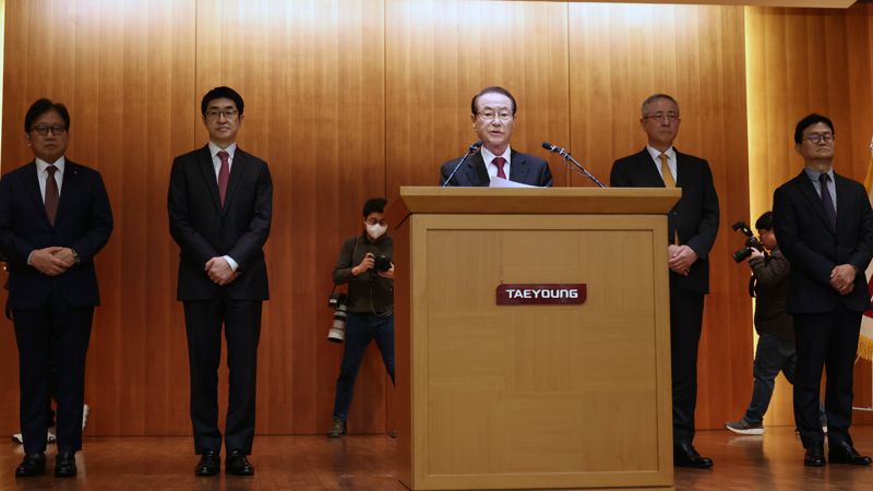 태영그룹 윤세영 창업회장이 9일 서울 영등포구 태영건설 본사에서 열린 워크아웃 관련 추가자구안 발표 기자회견에서 입장문을 발표하고 있다. 사진=서동일 기자