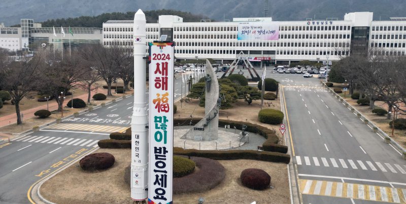 우주항공청 설치 법안 통과…한국판 NASA 기대감 (창원=연합뉴스) 김동민 기자 = 한국판 나사(NASA·미국 항공우주국) 역할을 할 우주항공청 설치 법안이 국회 문턱을 넘은 9일 오후 경남 창원시 의창구 경남도청 입구에 우주발사체 누리호 모형이 보인다. 2024.1.19 image@yna.co.kr (끝)