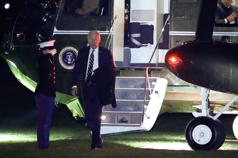9일(현지시간) 조 바이든 미국 대통령이 사우스캐롤라이나와 텍사스주 시찰을 마치고 워싱턴 백악관 남쪽 정원에 착륙한 전용헬기인 머린원에서 내리고 있다.AP연합뉴스