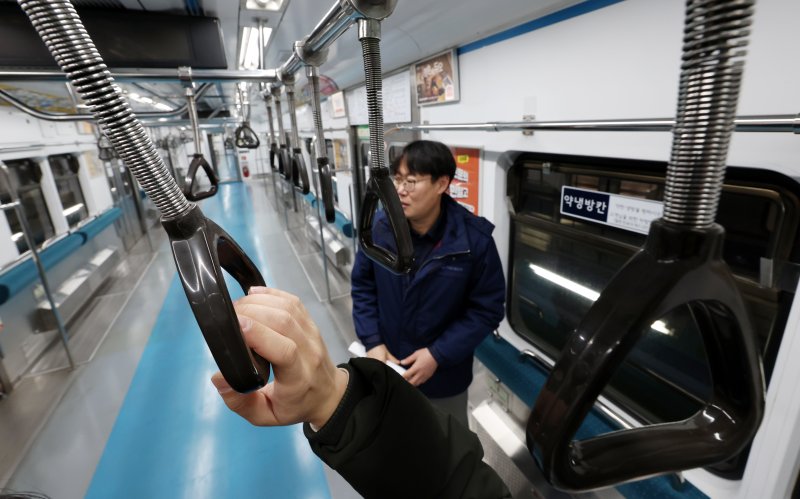 [서울=뉴시스] 조성우 기자 = 서울교통공사는 오는 10일 출근 시간 4호선에서 혼잡도 완화를 위한 전동차 객실 의자를 없앤 한 개 열차 운행을 개시한다고 9일 밝혔다. 9일 오후 서울 노원구 서울교통공사 창동차량사업소에서 박달서 창동차량사업소 소장이 운행을 앞둔 객실 개량 전동차에 대해 소개하고 있다. 2024.01.09. xconfind@newsis.com