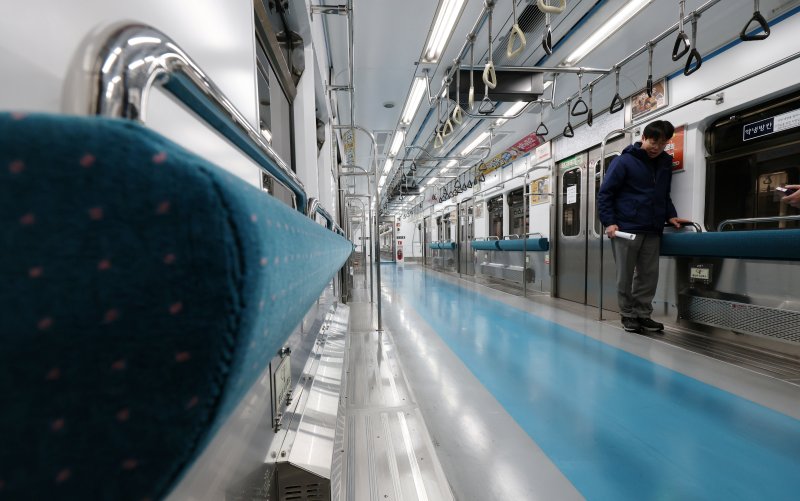 [서울=뉴시스] 조성우 기자 = 서울교통공사는 오는 10일 출근 시간 4호선에서 혼잡도 완화를 위한 전동차 객실 의자를 없앤 한 개 열차 운행을 개시한다고 9일 밝혔다. 9일 오후 서울 노원구 서울교통공사 창동차량사업소에서 박달서 창동차량사업소 소장이 운행을 앞둔 객실 개량 전동차에 대해 소개하고 있다. 2024.01.09. xconfind@newsis.com