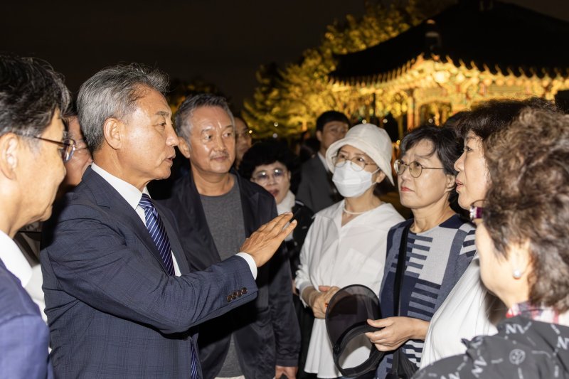 [인천=뉴시스] 윤환 인천 계양구청장이 '빛의 거리'로 조성한 경인아라뱃길 수향원 일원에서 주민들과 대화하고 있다. (사진=계양구 제공)