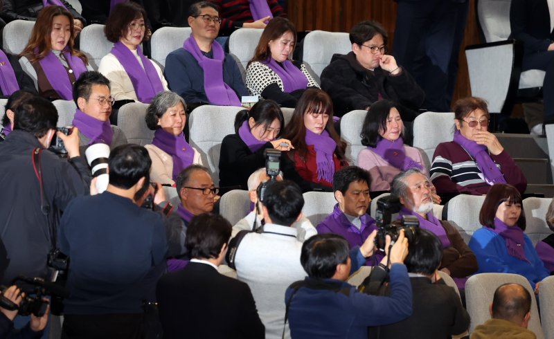 이태원 참사 유가족들이 9일 오후 국회에서 열린 본회의에서 이태원 참사 특별법 수정안에 대한 이만희 국민의힘 의원 반대토론이 이어지자 슬퍼하고 있다. 뉴시스