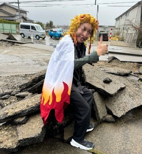 렌고쿠 코로아키가 지진 피해 지역에서 귀멸의 칼날 코스프레를 하고 사진을 찍고 있다. 출처=렌고쿠 코로아키 엑스