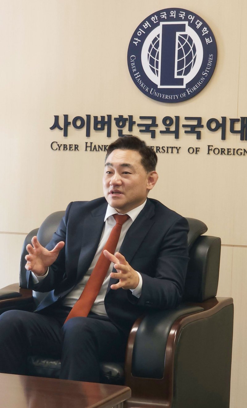 장지호 사이버한국외국어대학 총장이 지난 4일 서울 동대문구 사이버한국외대 총장실에서 사이버대의 해외 진출 가능성에 대해 설명하고 있다. 사이버한국외대 제공