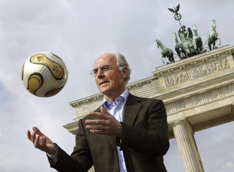 지난 2006년 4월 당시 월드컵 조직위원장이었던 베켄바워가 독일 베를린 브란덴부르크문 앞에서 결승전을 위한 황금색 골든볼 '팀 가이스트 베를린'을 선보이고 있다. APDPA연합뉴스