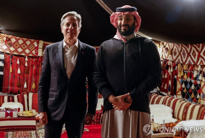 중동을 순방중인 토니 블링컨 미국 국무장관(왼쪽)이 8일(현지시간) 사우디아라비아 알울라를 방문해 무함마드 빈 살만 왕세자를 만나고 있다. 로이터 연합뉴스