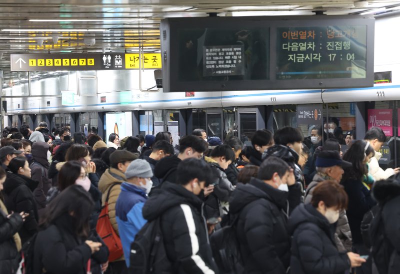 서울을 비롯한 수도권 대부분 지역에 눈이 내린 9일 오후 서울 중구 충무로역에서 퇴근길에 오른 시민들이 지하철 탑승을 기다리고 있다. 연합뉴스