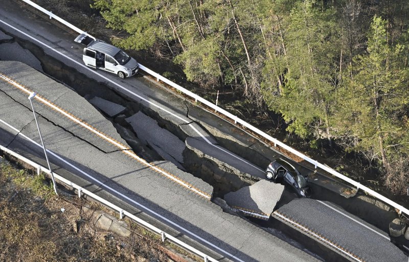 일본 이시카와현 노토반도에서 발생한 지진으로 2일 아나미즈마치의 도로가 갈라져 있다. 뉴시스