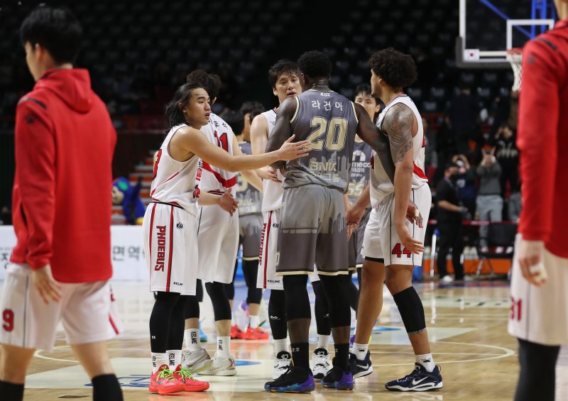 9일 오후 부산 사직실내체육관에서 열린 '2023-2024 정관장 프로농구' 부산 KCC와 울산 현대모비스의 경기를 마친 양팀 선수들이 인사를 나누고 있다. 이날 경기는 91대 86으로 KCC가 승리했다. 2024.1.9/뉴스1 ⓒ News1 윤일지 기자