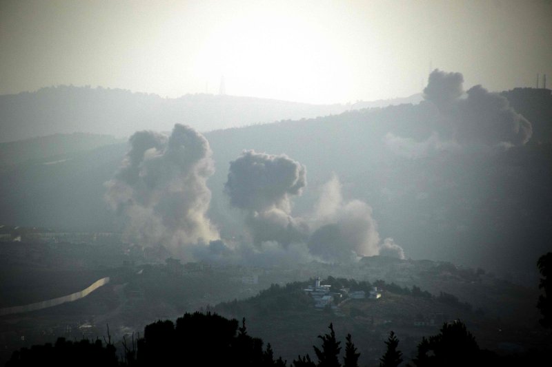 9일(현지시간) 이스라엘 국경과 가까운 레바논 남부 마을 크파르 킬라에서 이스라엘 공군의 공습으로 연기가 피어오르고 있다.AFP연합뉴스