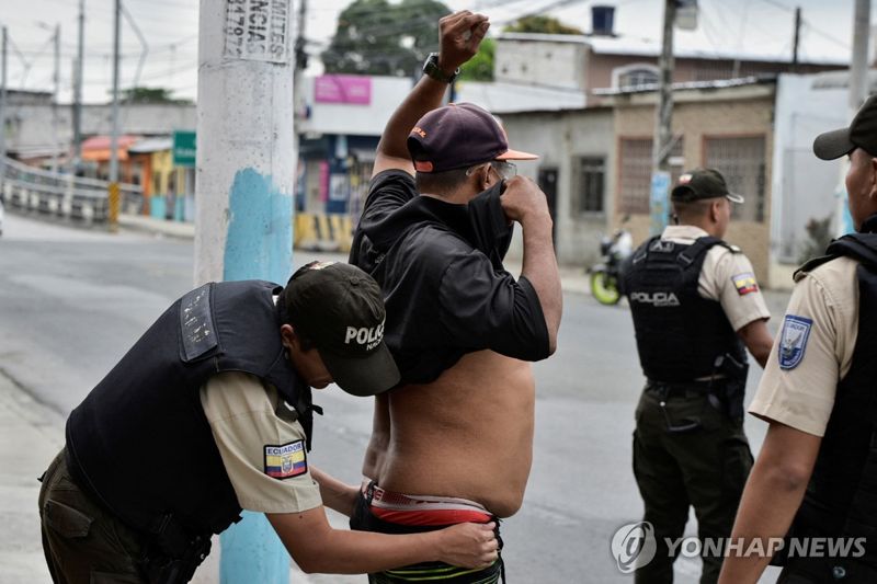 생방송 중 난입한 무장괴한에 발칵 뒤집힌 에콰도르... 무슨 일?