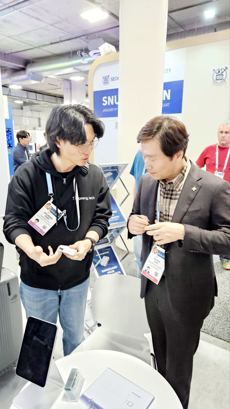 조현일 경산시장(오른쪽)이 9일(현지시각) 미국 라스베이거스 CES2024에서 컴퓨터 절전 센서장치를 출품한 상상테크 관계자와 대화를 나누고 있다. 2024.01.09 kbs@newsis.com *재판매 및 DB 금지