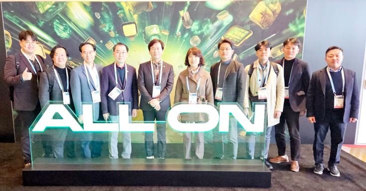 조현일 경산시장 등 경북 경산시 참관단이 9일(현지시각) 미국 라스베이거스 CES2024에서 경산의 참가 기업들을 격려했다. 2024.01.09 kbs@newsis.com *재판매 및 DB 금지