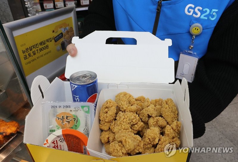 가성비로 경쟁하는 편의점 치킨 인기 가성비로 경쟁하는 편의점 치킨 인기 (서울=연합뉴스) 류효림 기자 = 프랜차이즈 치킨 한 마리 가격이 2만원대에 이르면서 가성비로 경쟁하는 편의점 치킨이 눈길을 끌고 있다. 사진은 26일 서울 시내 GS25 편의점에 치킨 판매대 모습. 2023.12.26 ryousanta@yna.co.kr (끝)