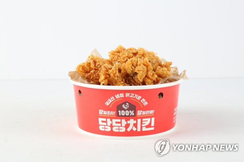 홈플러스, '당당치킨' 출시 1주년 기념 '당당 후라이드 순살치킨' 출시 홈플러스, '당당치킨' 출시 1주년 기념 '당당 후라이드 순살치킨' 출시 (서울=연합뉴스) 홈플러스가 '당당치킨' 출시 1주년을 기념해 오는 29일부터 신메뉴 '당당 후라이드 순살치킨' 등 신메뉴 2종을 선보인다고 28일 밝혔다. 사진은 당당 시리즈 신메뉴 '당당 후라이드 순살치킨'. 2023.6.28 [홈플러스 제공. 재판매 및 DB 금지] photo@yna.co.kr (끝)