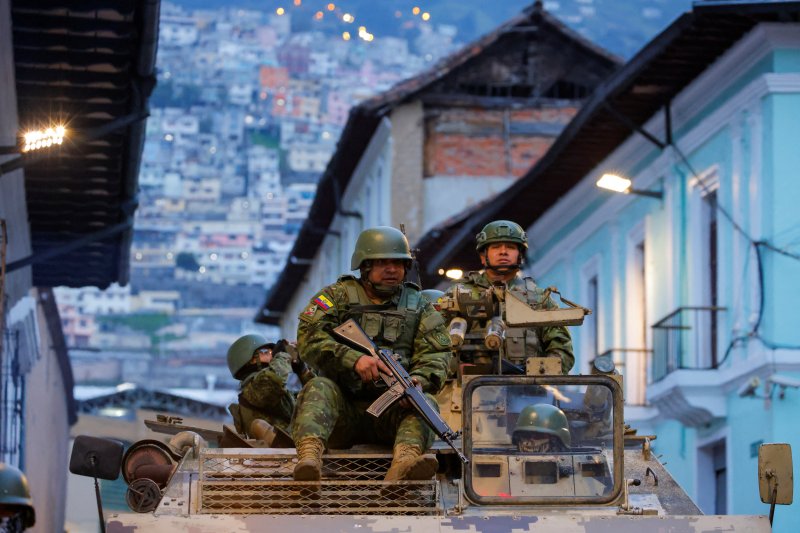 9일(현지시간) 에콰도르 수도 키토에서 군 장병들이 장갑차에 탑승해 시내를 순찰하고 있다.로이터뉴스1