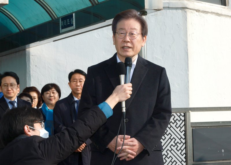 퇴원한 이재명 "증오의 정치 끝내고 희망있는 나라로...나부터 노력"