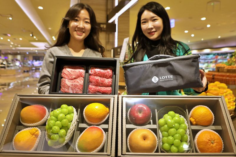 롯데백화점 본점 지하 식품관에서 소용량 선물세트를 소개하는 직원들