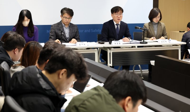 [세종=뉴시스] 강종민 기자 = 여중협 행정안전부 자치분권국장이 지난 9일 세종시 정부세종청사에서 2023년 말 기준 주민등록 인구통계를 발표하고 있다. 지난해 주민등록 인구는 5132만 5329명으로 전년에 비해 11만 3709명 줄어 4년 연속 감소한 것으로 나타났다. 2024.01.10. ppkjm@newsis.com